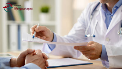 Крупный план - руки врача держат документ